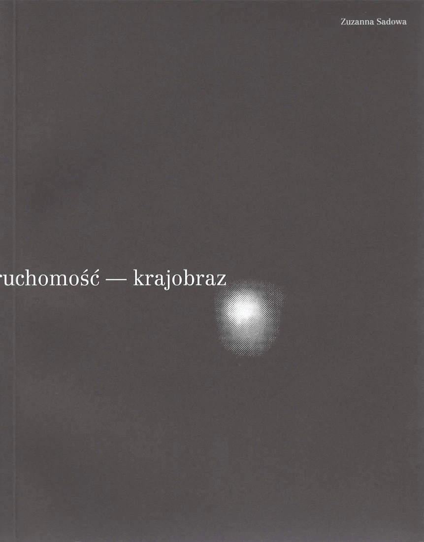 Na czarnym tle, pośrodku znajduje się biała plamka przypominająca światło reflektora oraz tytuł publikacji