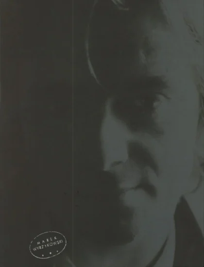 Na ciemnym tle widoczny jest zarys męskiej twarzy w dużym powiększeniu