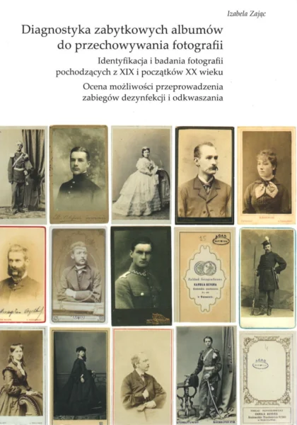 Na okładce widnieje tytuł książki, a poniżej znajduje się układ piętnastu starych, wyblakłych fotografii przedstawiających różnych ludzi