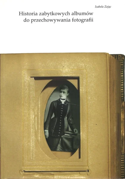 Na okładce widnieje stara, wyblakła fotografia kobiety zatopiona w kartkach książki, a nad nią tytuł publikacji