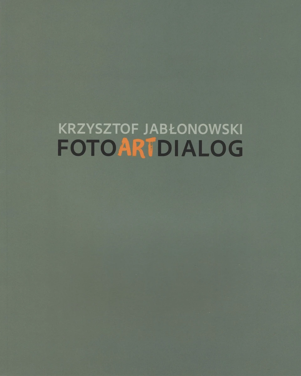 Okładka o kolorze oliwkowym z tytułem publikacji na środku