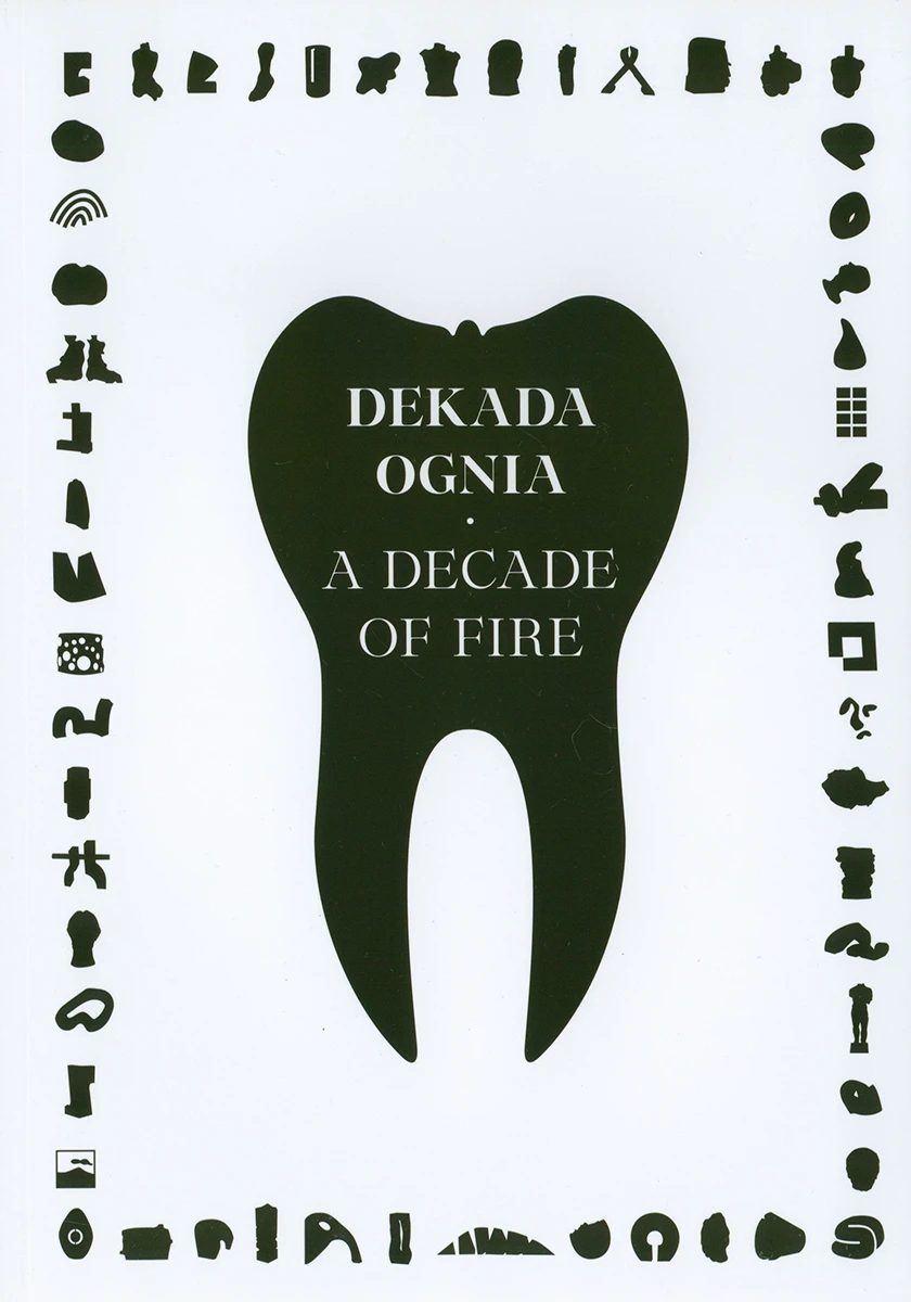 Na białym tle otoczonym dookoła czarnymi elementami znajduje się czarny ząb, na którym umieszczono biały napis z tytułem publikacji