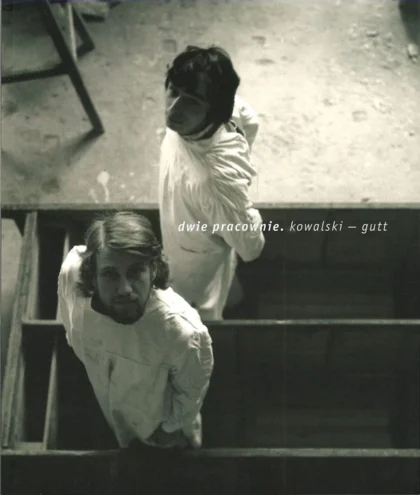 Na okładce widać dwóch mężczyzn w białych fartuchach stojących obok siebie