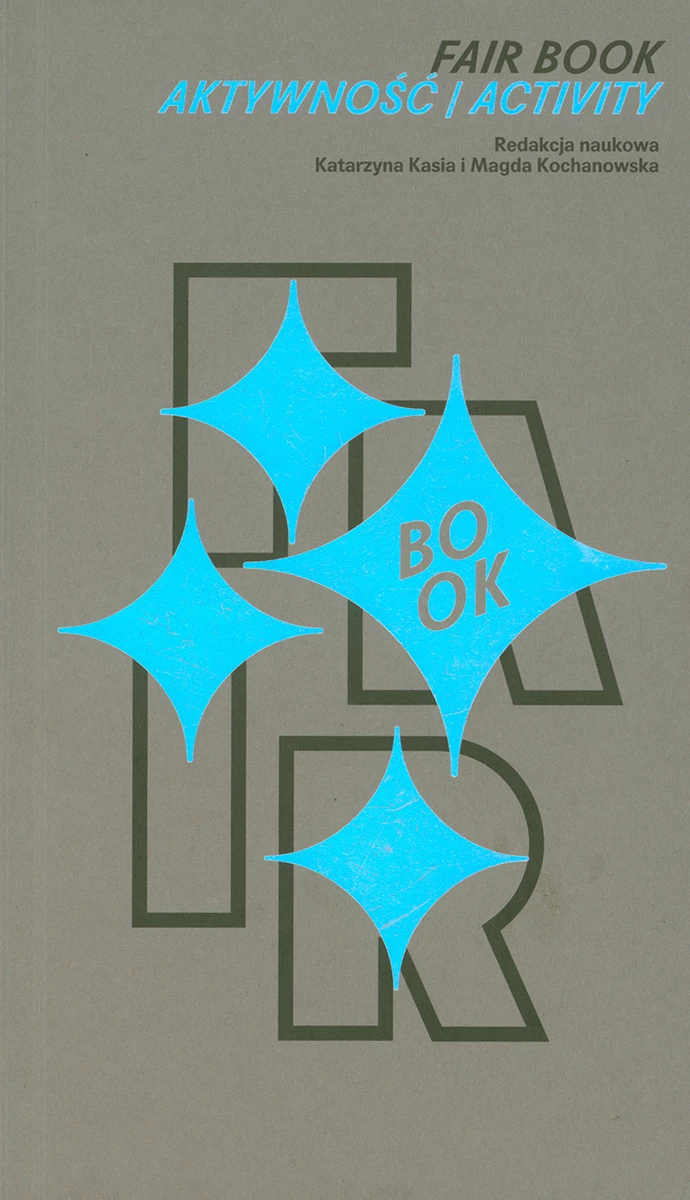 Na szarym tle widoczny jest kontur liter FAIR oraz błękitne gwiazdy