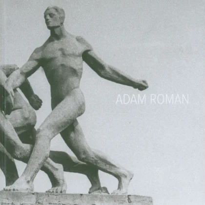 Na szarym tle znajduje się rzeźba idącego mężczyzny, a obok tytuł publikacji