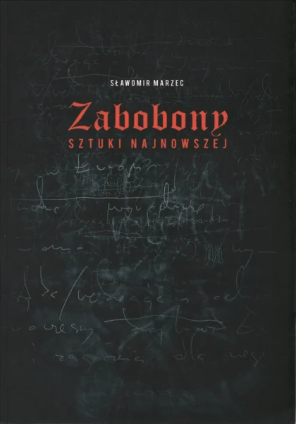 Ciemna okładka z niezrozumiałymi zapiskami i frontalnym czerwonym tytułem książki
