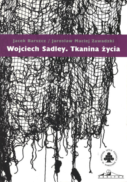 Na białym tle widać czarną rozciągniętą tkaninę zwisającą z góry