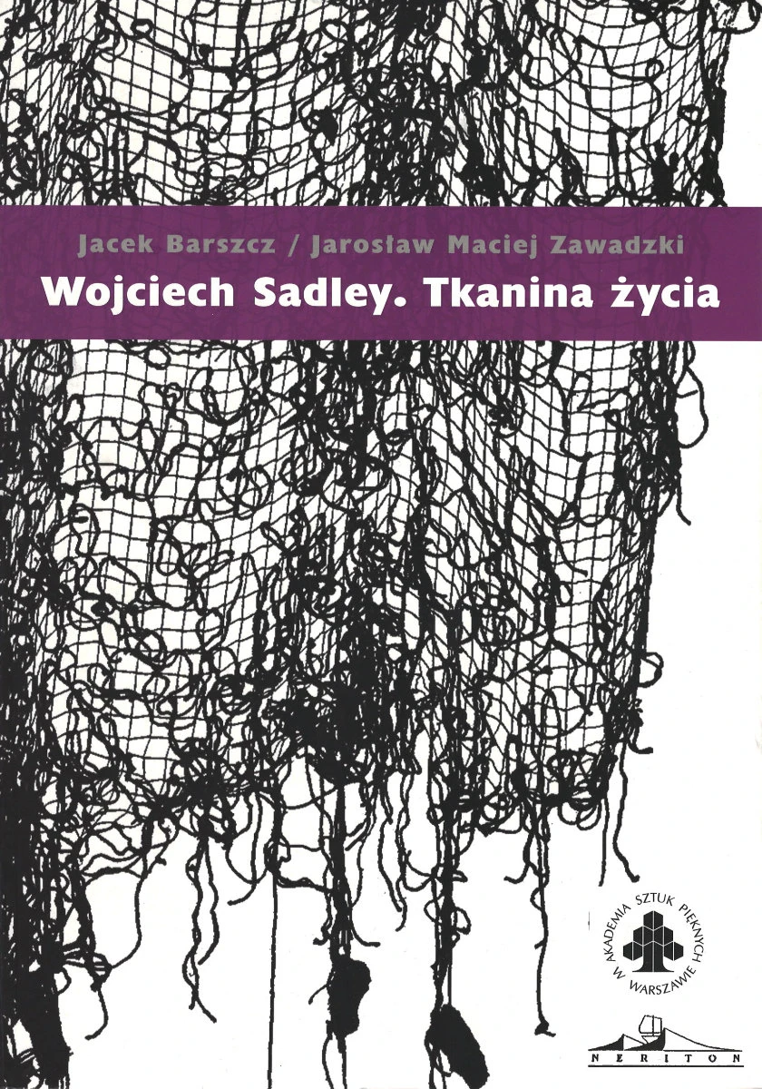 Na białym tle widać czarną rozciągniętą tkaninę zwisającą z góry