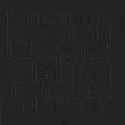 Na czarnym tle widać blade zarysy tytułu