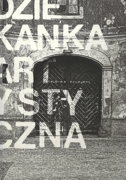 Na okładce widać czarno-białą fotografię bramy pracowni artystycznej oraz tytuł publikacji
