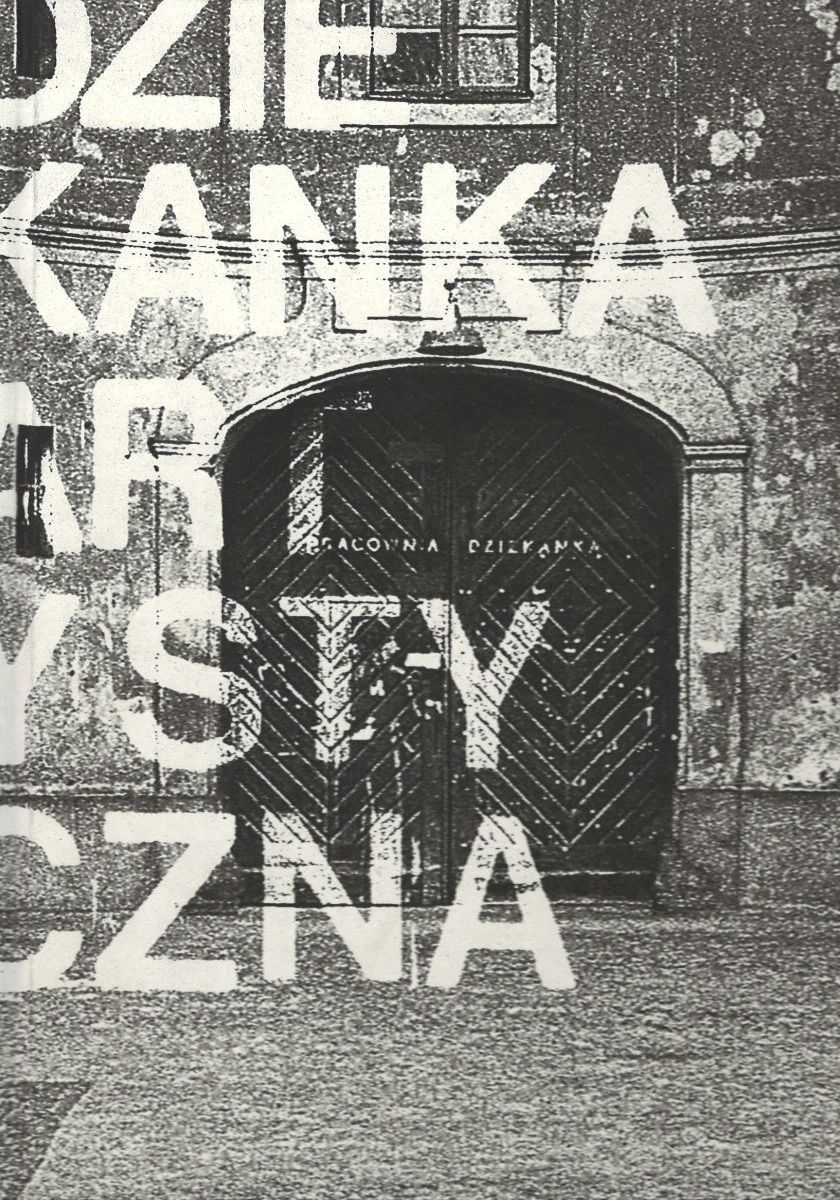 Na okładce widać czarno-białą fotografię bramy pracowni artystycznej oraz tytuł publikacji