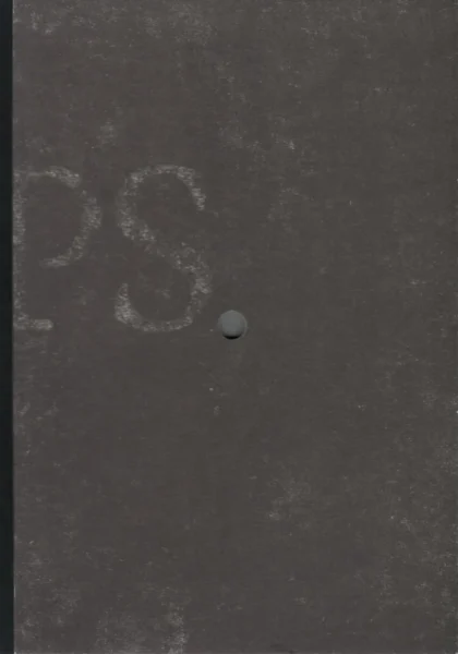 Na czarnym tle widać blady napis PS z kropką