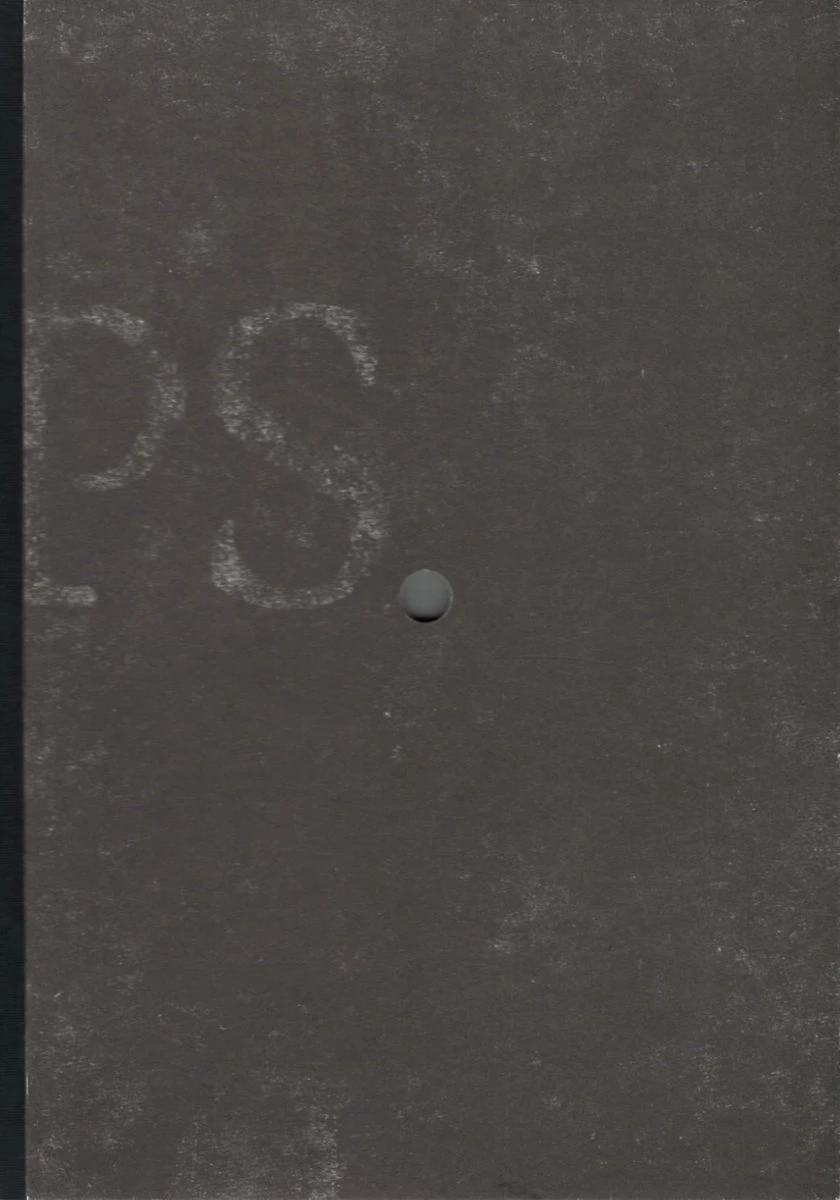 Na czarnym tle widać blady napis PS z kropką