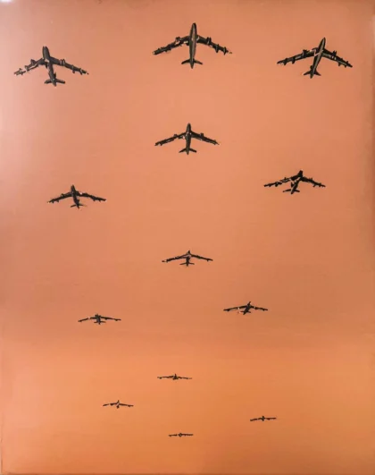Praca przedstawia samoloty ustawione w formacji wskazującą na defiladę