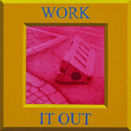 Centralną część pracy zajmuje przewrócona blokada drogowa w różowym odcieniu