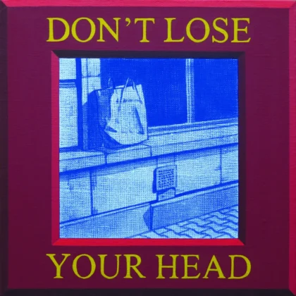 Centralną część pracy zajmuje widok na porzuconą torbę na parapecie w niebieskim odcieniu